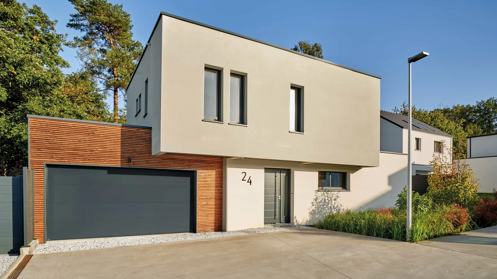 Porte de garage sectionnelle anthracite sur maison contemporaine