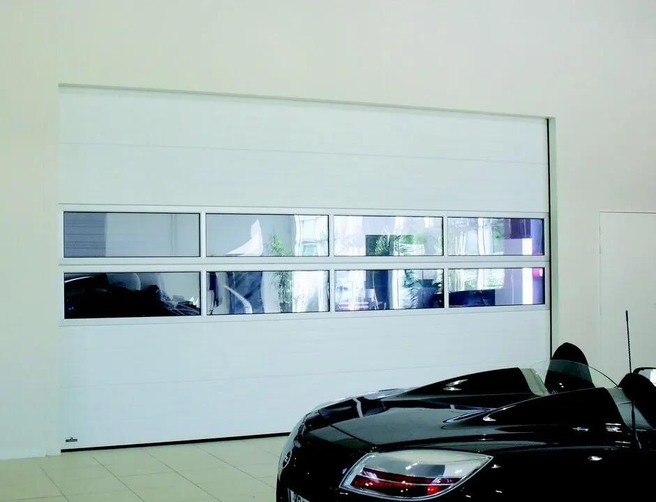 Porte sectionnelle à bandeau vitré dans un showroom