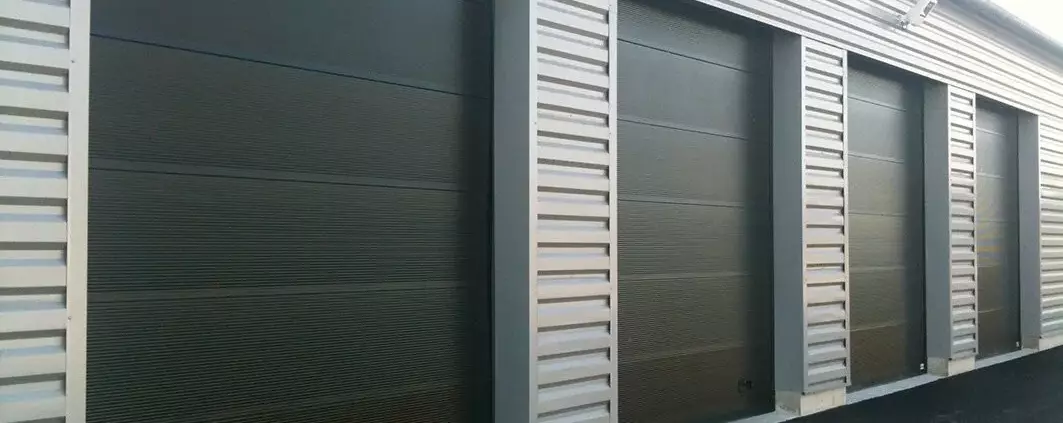 Portes sectionnelles industrielles anthracite sur bâtiment d'activité