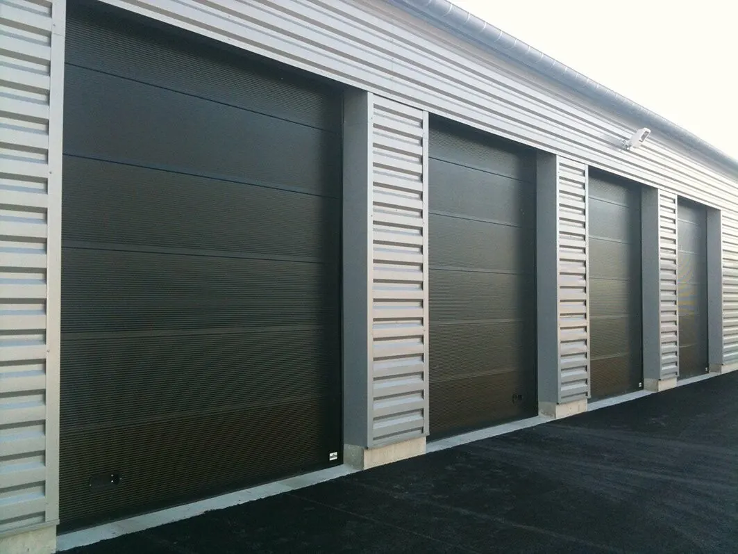 Portes sectionnelles industrielles anthracite sur bâtiment d’activité