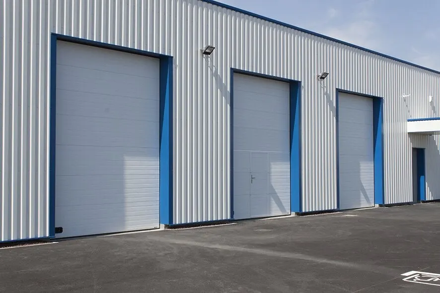 Portes sectionnelles industrielles blanches avec portillon