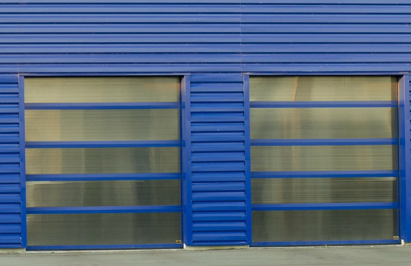 Portes sectionnelles vitrées sur bâtiment professionnel