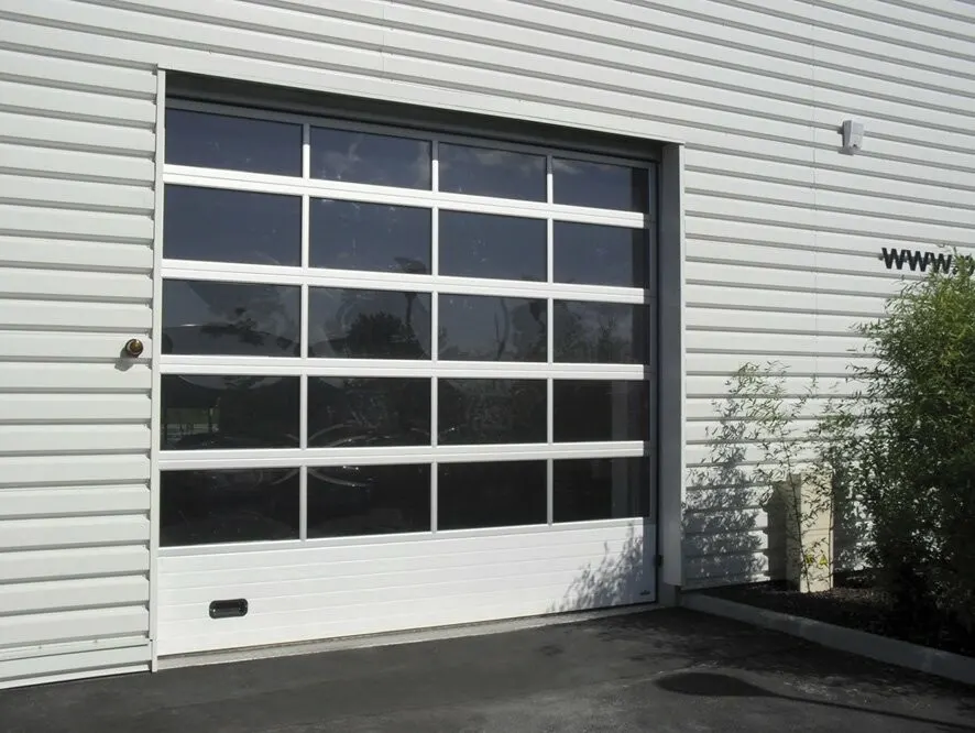 Porte sectionnelle vitrée sur atelier
