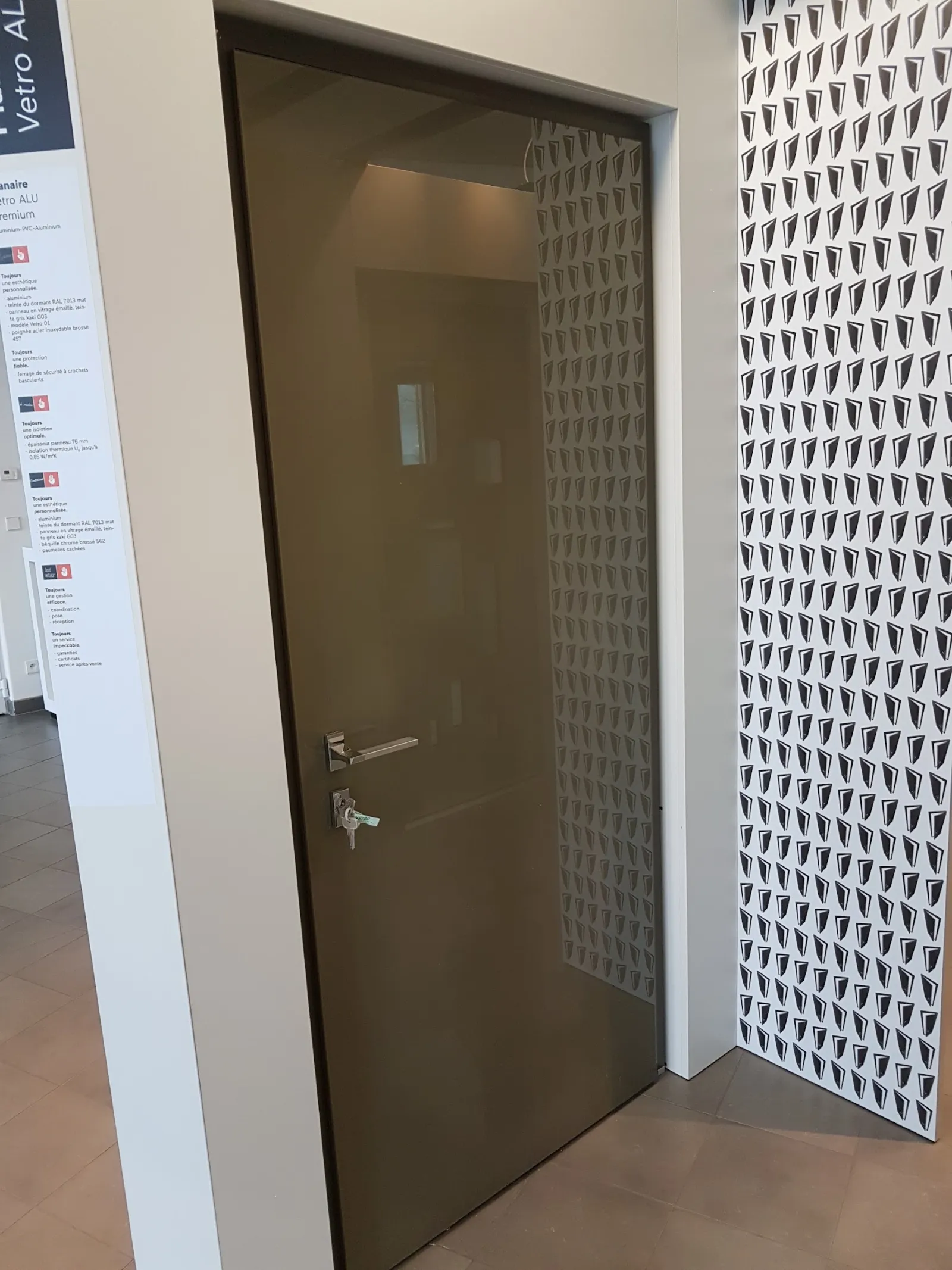 Portes d’entrée Finstral exposées au showroom EXTEND