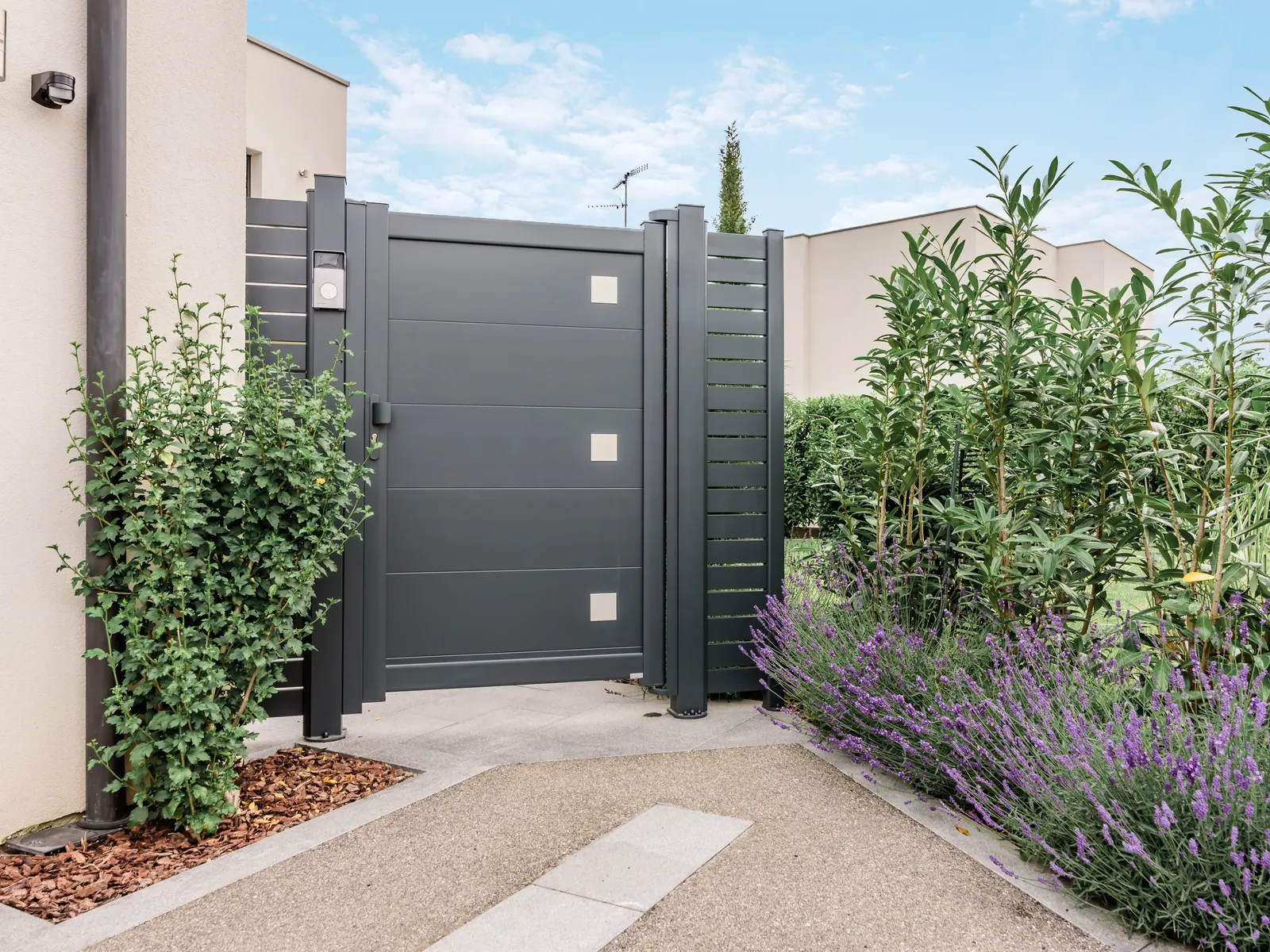 Portillon aluminium contemporain anthracite avec gâche électrique