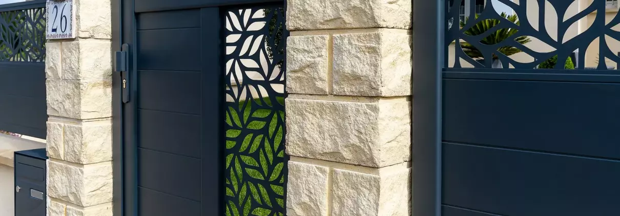 Portillon aluminium à décor découpé au laser, noir