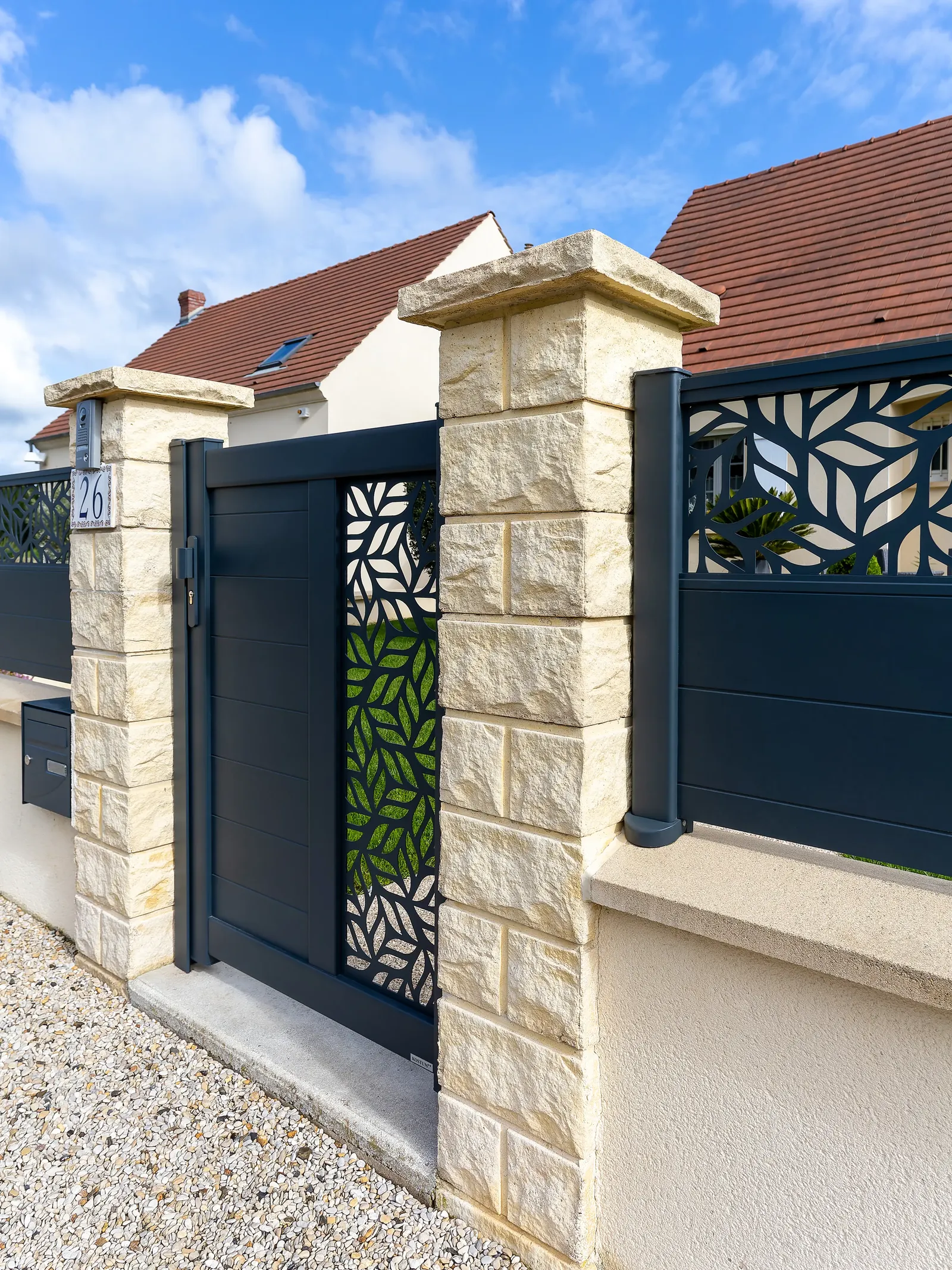 Portillon aluminium à décor découpé au laser, noir