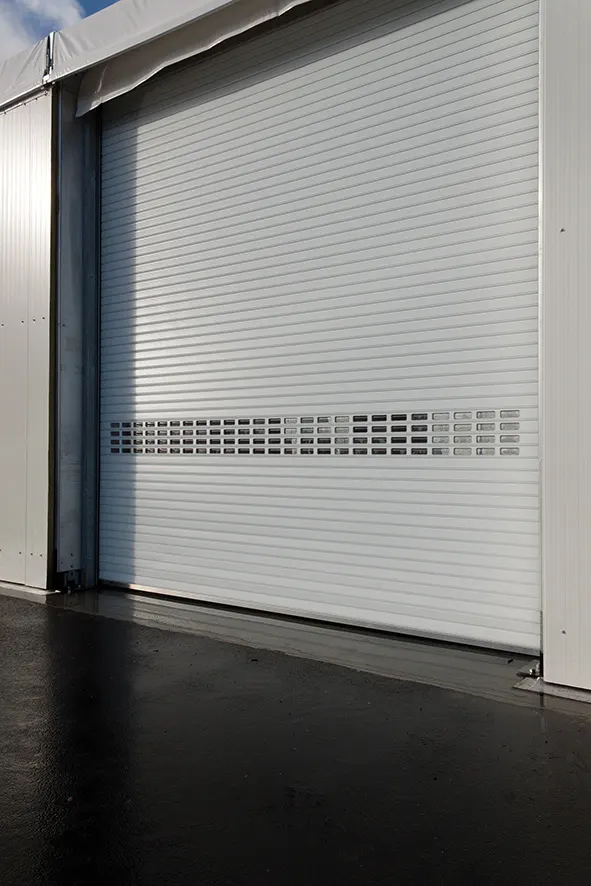 Rideau métallique avec bandeau microperforé