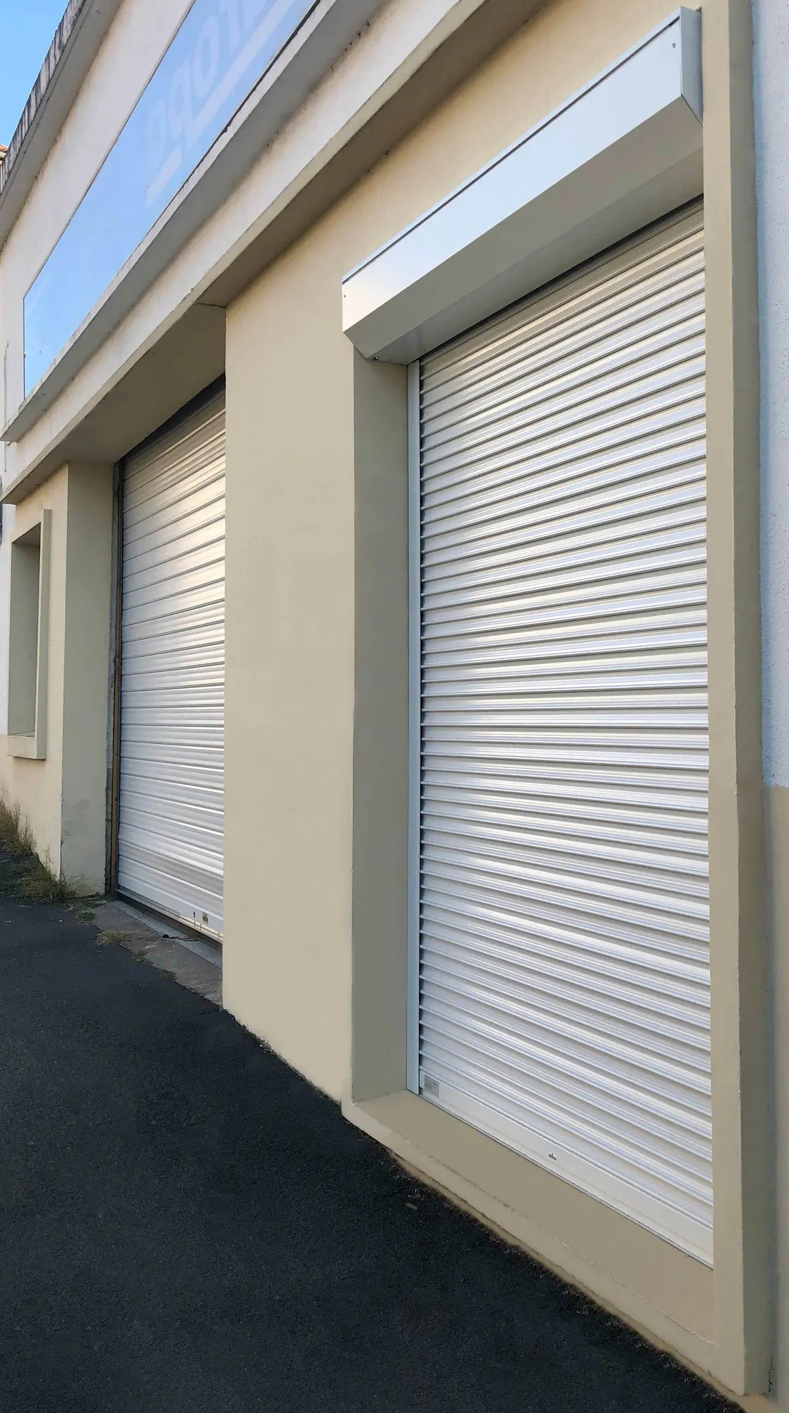 Rideaux métalliques blancs sur bâtiment