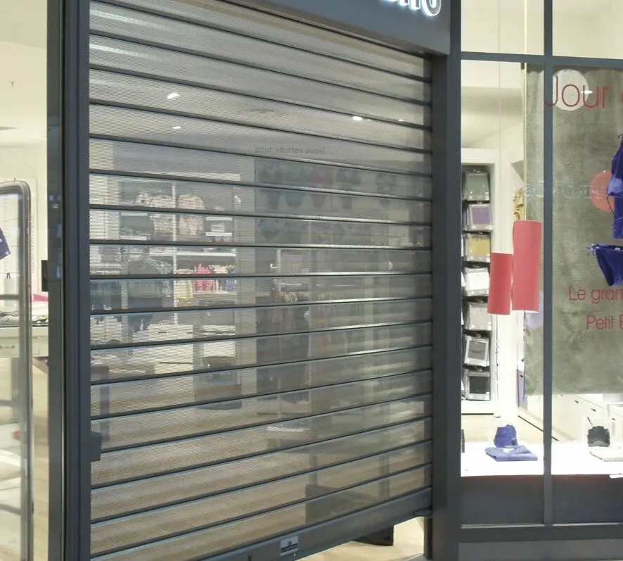 Rideau métallique microperforé laissant voir la vitrine