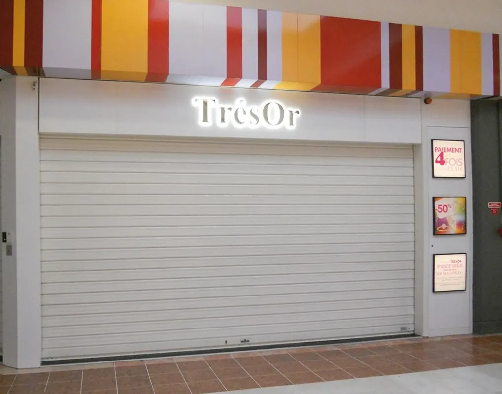 Rideau métallique plein devant un magasin