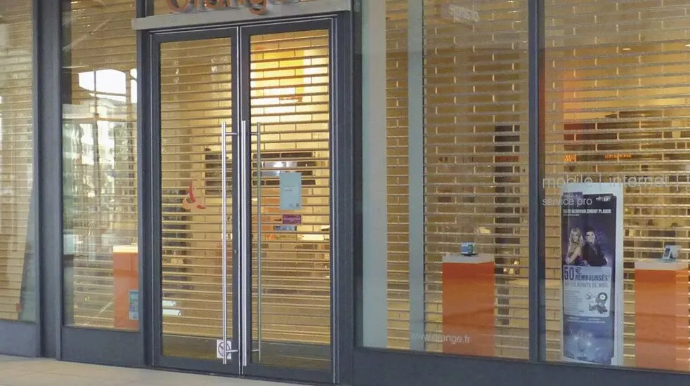 Rideau métallique à lames vision devant une vitrine