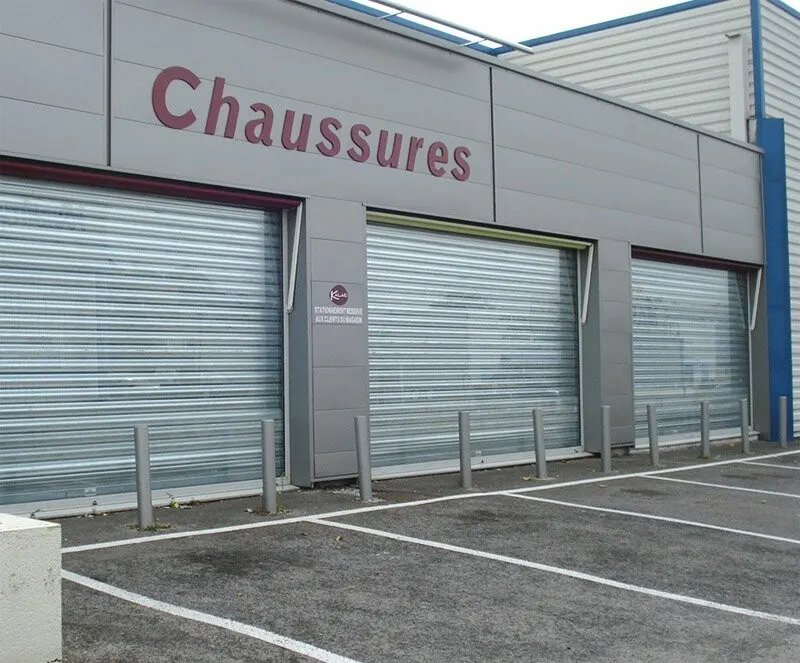 Rideaux métalliques galvanisés sur un commerce