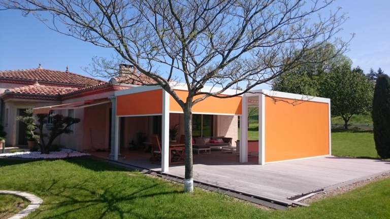 Pergola fermée par des screens orange dans un jardin
