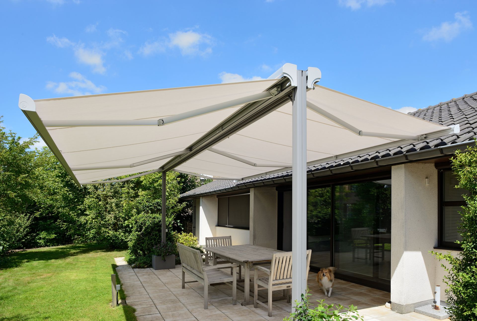 Store banne autoportant Brustor Twinstor sur une terrasse devant une maison
