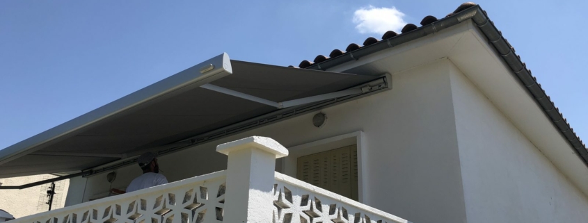 Store banne au-dessus d'un balcon à claustra