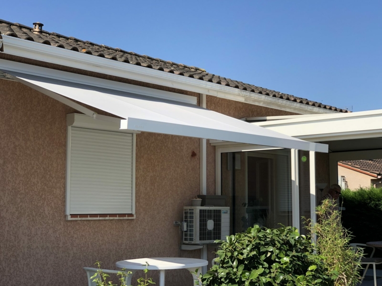 Store banne blanc sur une maison crépie