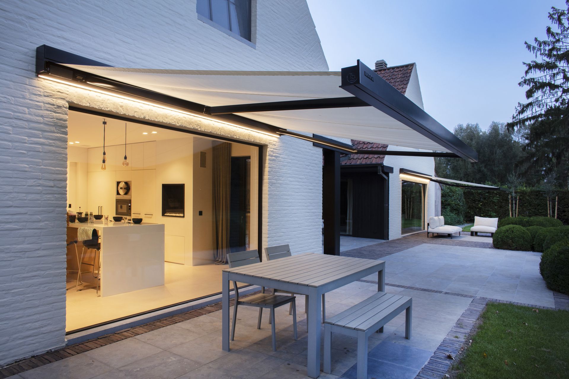Store banne Brustor B27 avec bande LED sous le coffre devant une cuisine ouverte