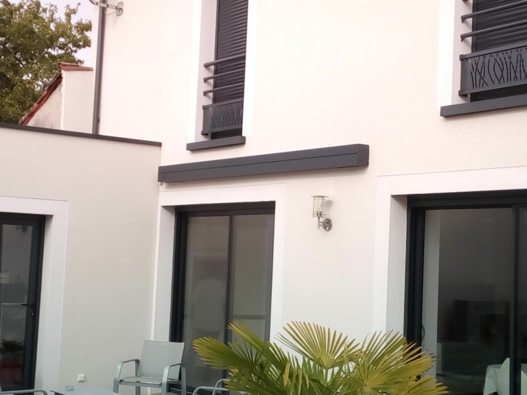 Store banne coffre fermé sur une façade contemporaine