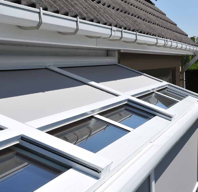 Store de toit Brustor Topscreen sur des fenêtres de toit
