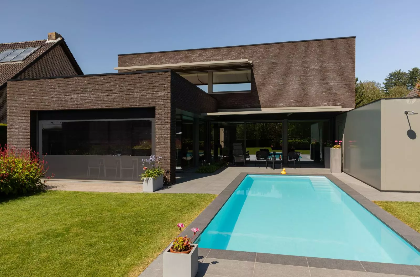 Store vertical ZIP Brustor B1100 sur une maison en brique