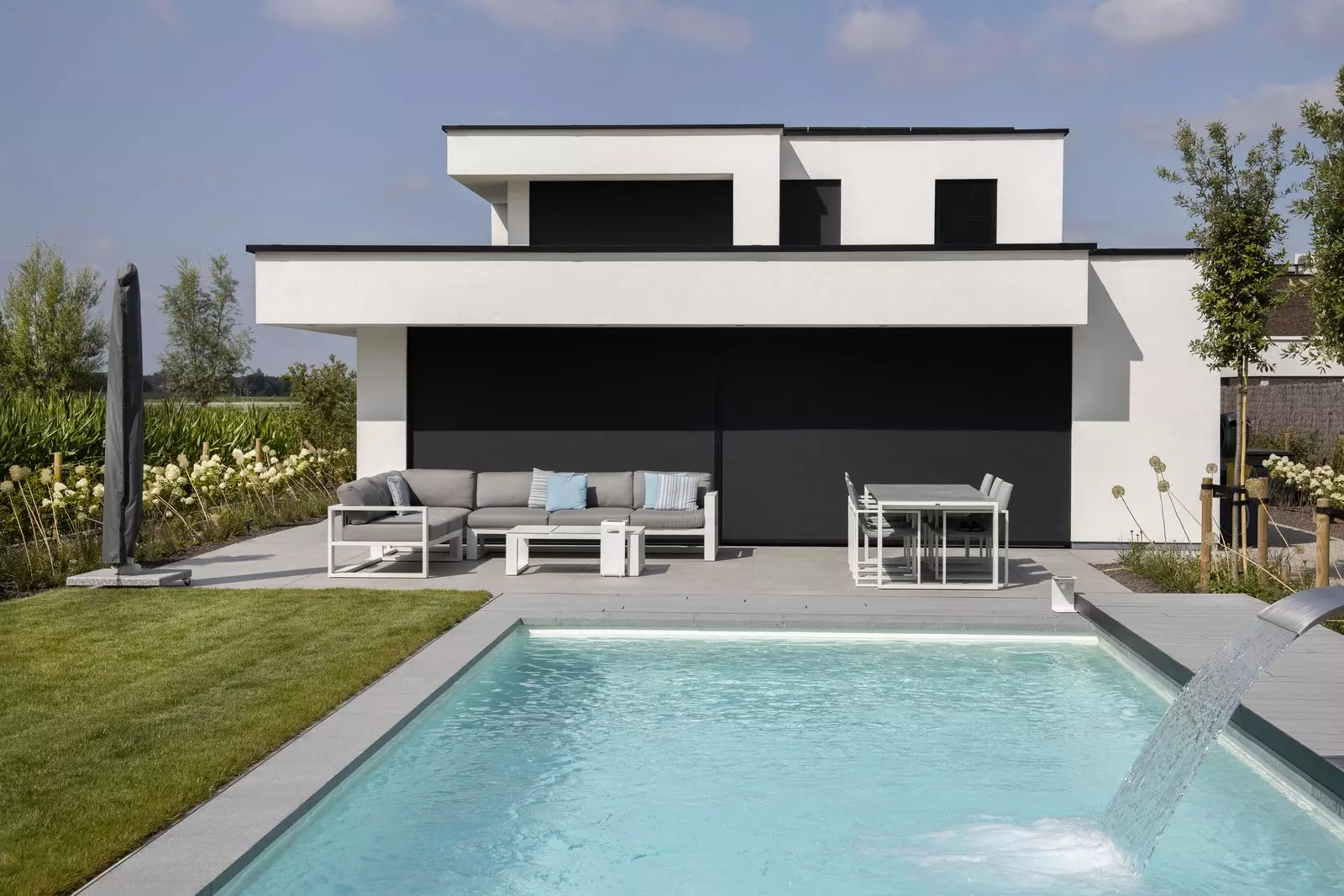 Stores verticaux ZIP Brustor intégrés sur une maison contemporaine