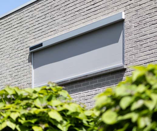 Screen ZIP solaire Brustor sur une façade en brique grise