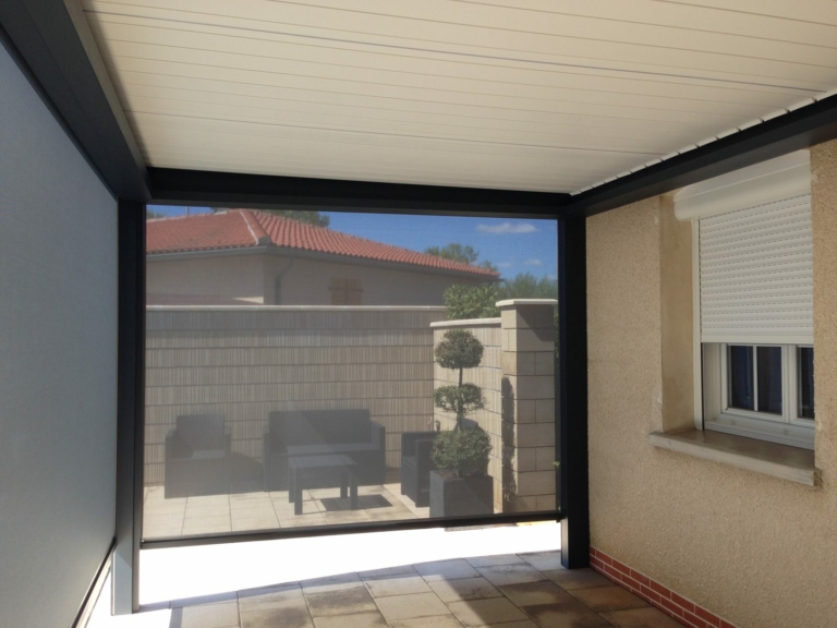 Store ZIP baissé sous une pergola, vue de l'intérieur