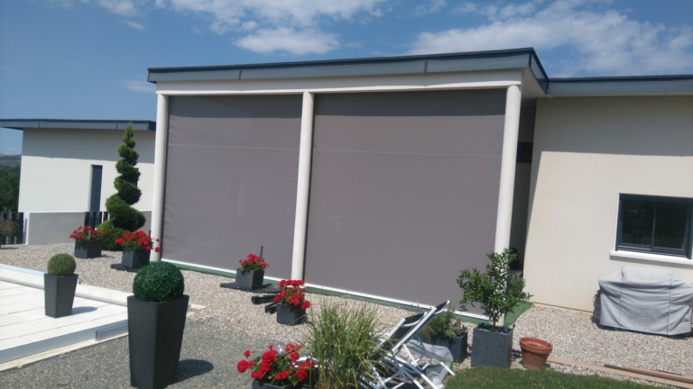 Stores ZIP gris sur une maison de plain-pied