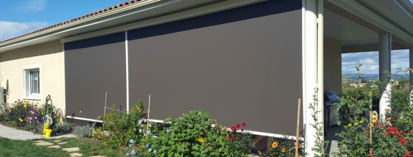 Stores verticaux ZIP baissés sur une terrasse couverte
