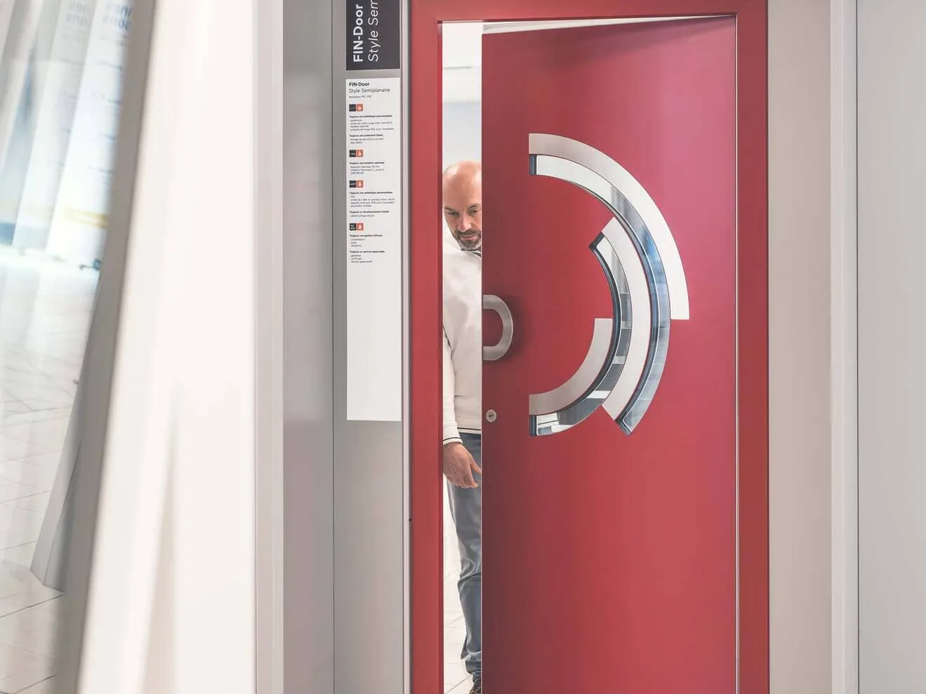 Porte d’entrée Finstral rouge exposée au Studio EXTEND