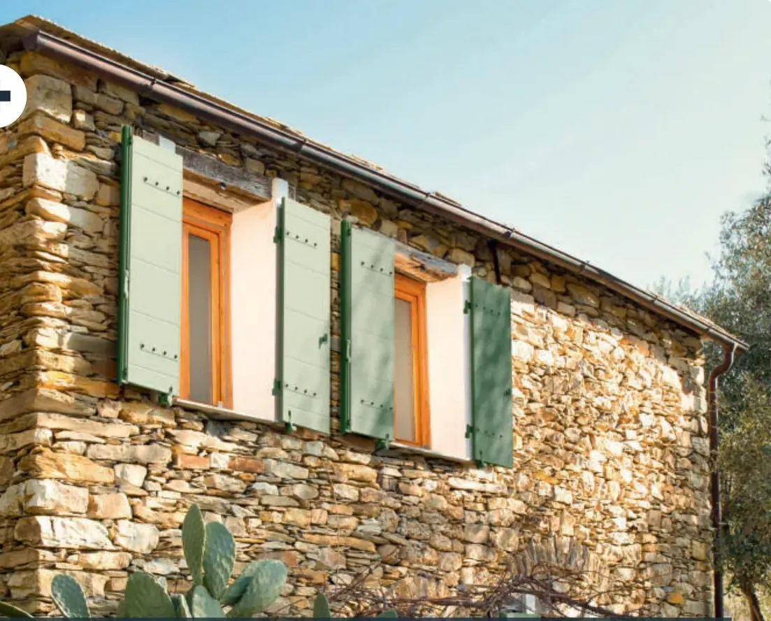 Volets battants sur une maison en pierre