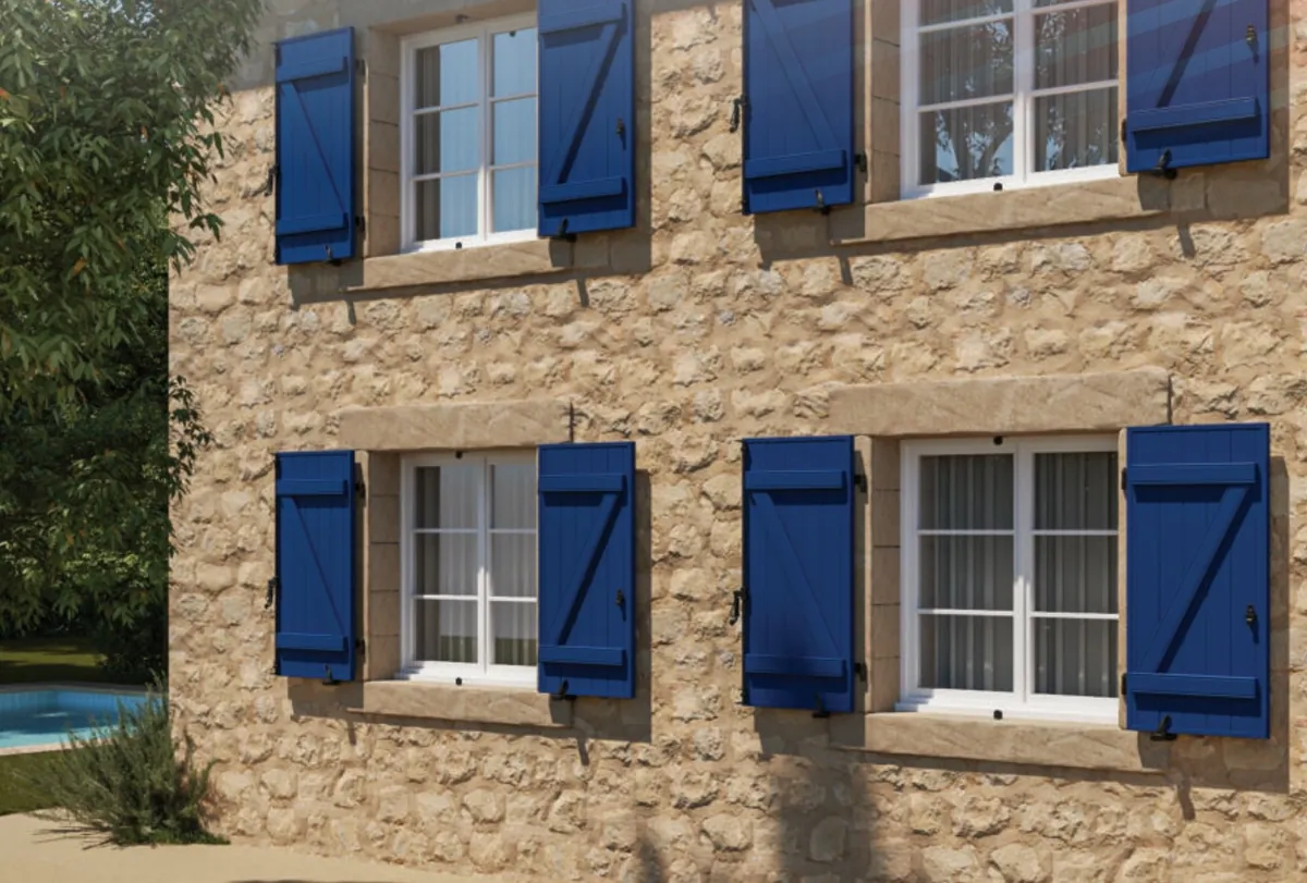 Volets battants PVC bleus à barres et écharpes