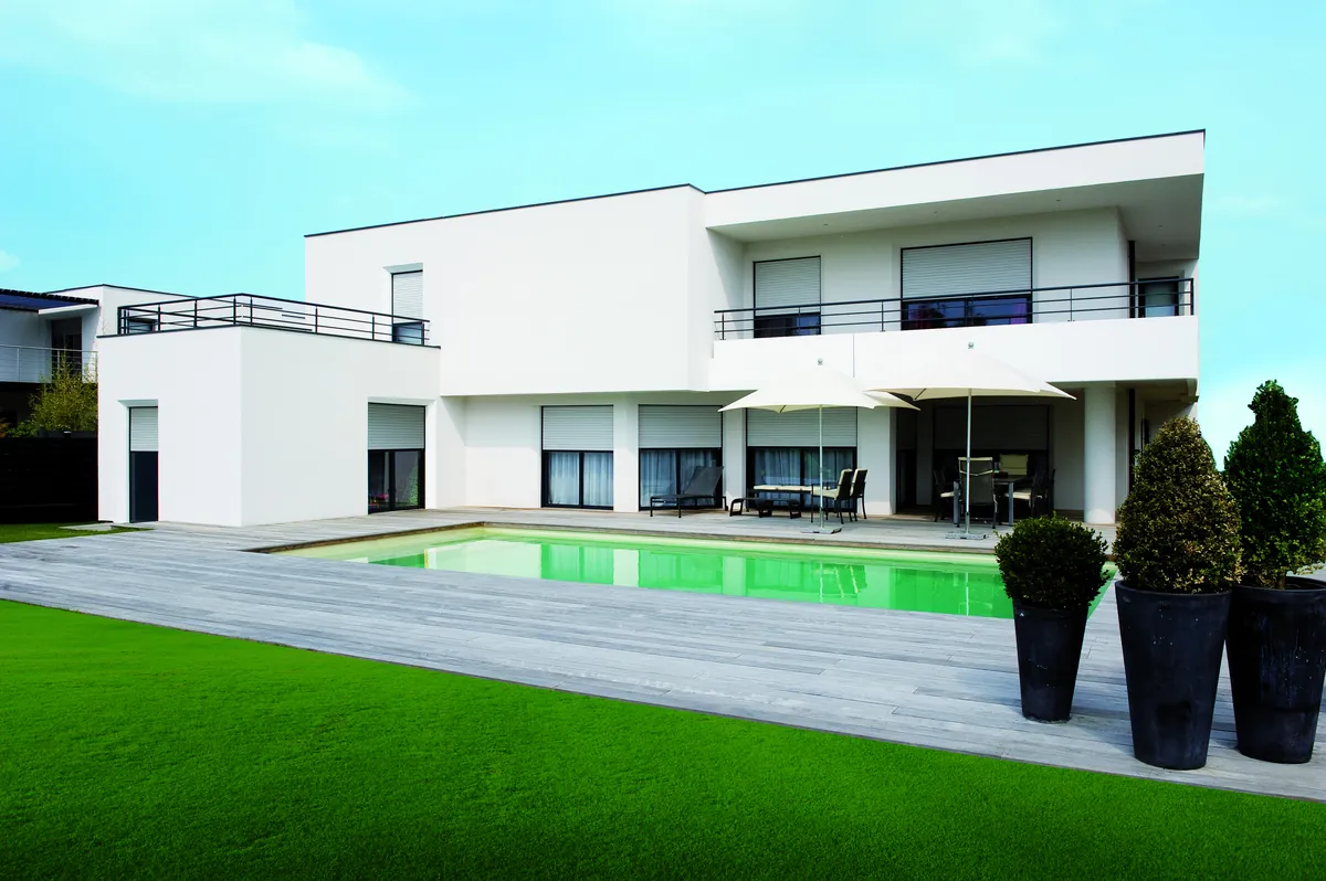Maison moderne équipée de volets roulants
