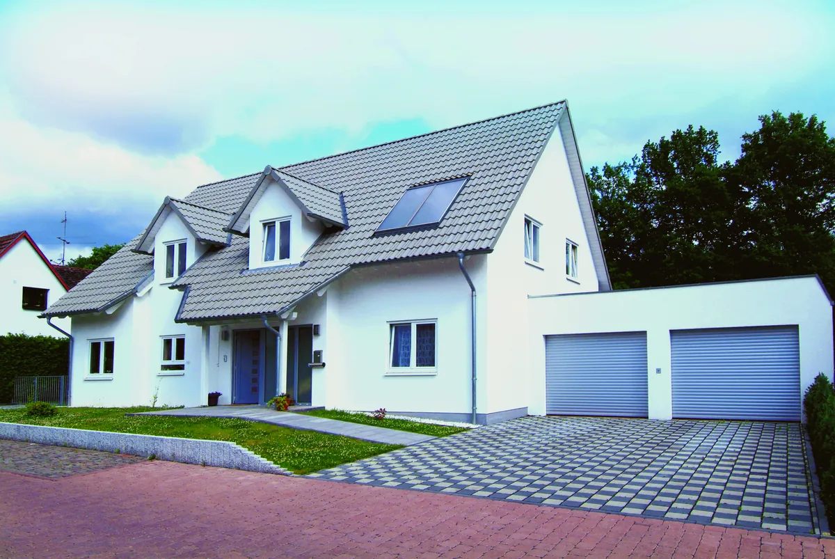Maison traditionnelle aux volets fermés